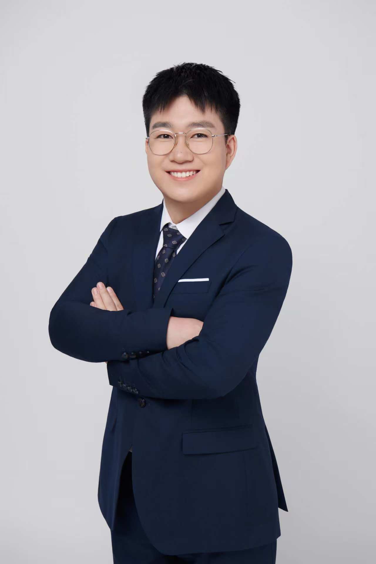 周默